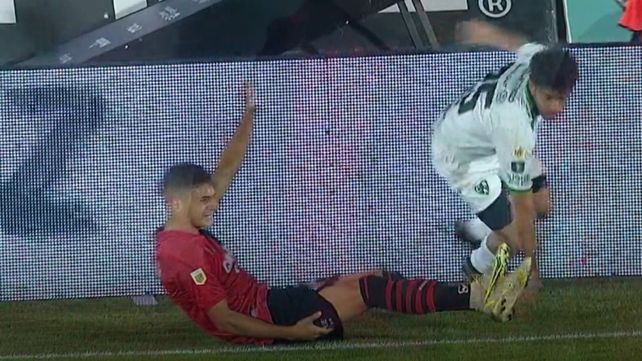 Ramiro Sordo se toma el posterior tras ir a buscar la pelota con Bettini. Otra baja para Newells.