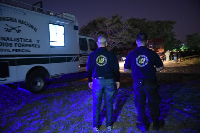 Peritos de Gendarmería en el predio ferroviario donde ocurrió el crimen el domingo.