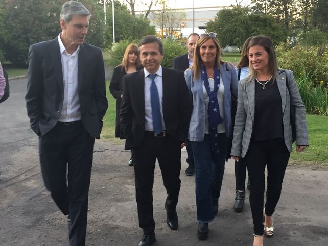 La ronda de los abrazos entre candidatos rompió el hielo en la previa del debate La ronda de los abrazos entre candidatos rompió el hielo en la previa del debate