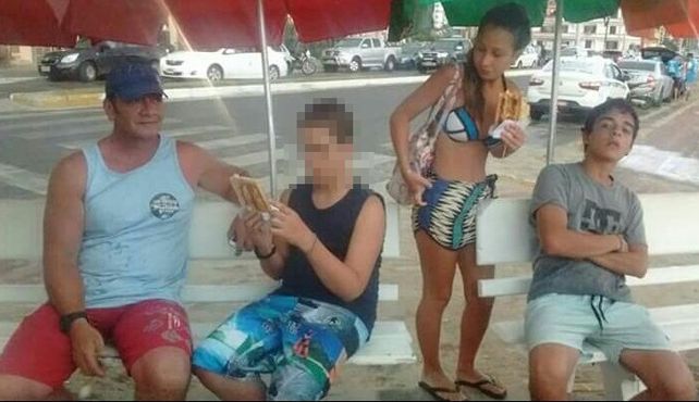 La foto que circula por las redes sociales. La familia Galarza de vacaciones en Brasil con Fernando Pastorizzo. Llama la atención al entrono del joven y de los investigadores que Marcelo Galarza haya dicho a los medios que no lo conocían.&nbsp;