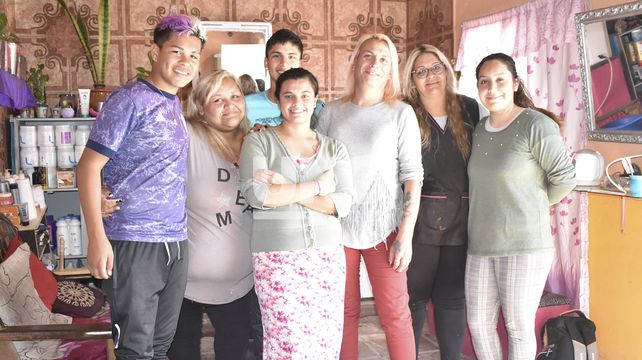 Michelle Hacha junto a sus estudiantes en su salón de peluquería de Cabaña Leiva.