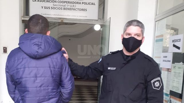 El violento muchacho fue identificado por un problema motriz en su pierna