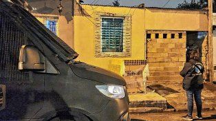 Toxicología allanó viviendas por narcomenudeo en Villa Almendral de Paraná. Secuestraron droga y una mujer fue detenida. Tenía domiciliaria por narcotráfico.