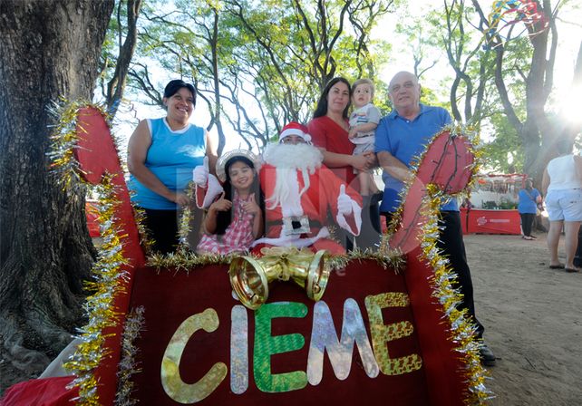 Sonrisa para la foto. Papá Noel y su trineo invitan a sumarse a esta propuesta en plena Costanera Oeste