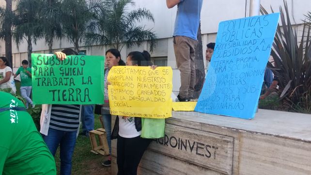 Productores de Santa Fe realizaron un verdurazo frente al Ministerio de la Producción