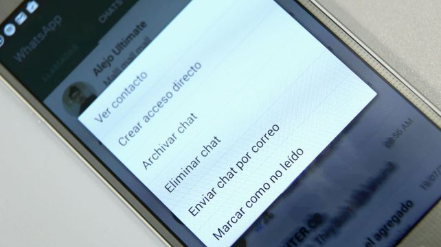 La divertida conversación en WhatsApp entre un novio celoso y quien encontró el celular de la novia