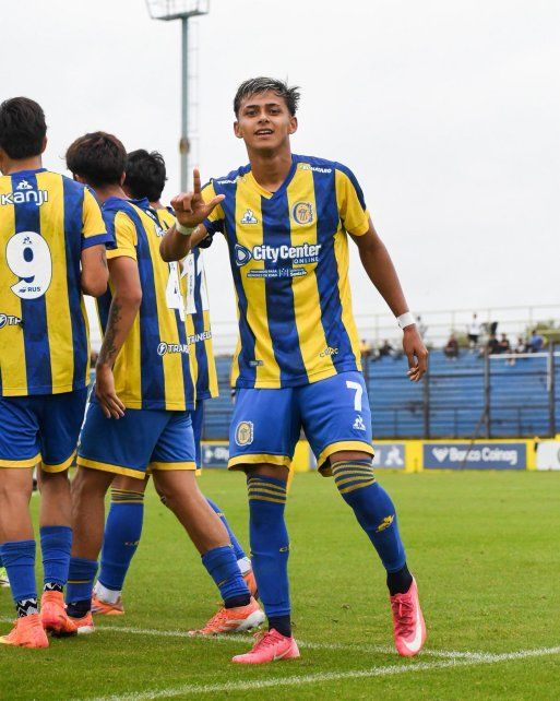 Lisandro Duarte celebra uno de los goles con los que Central venció a Atlético Tucumán en Arroyo Seco.