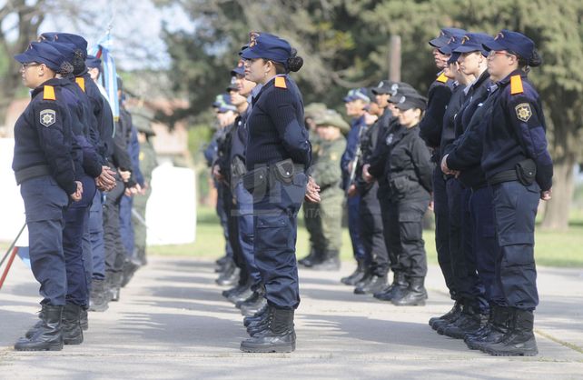 La provincia pagó la primera cuota de los uniformes policiales