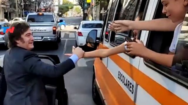 El presidente electo Javier Milei se bajó del auto para saludar a un grupo de chicos que lo llamó desde un transporte escolar.&nbsp;