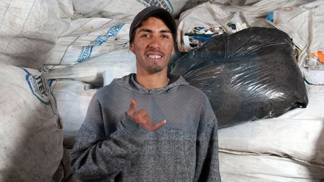 Recicladores ganan el pan y el respeto caminando la ciudad
