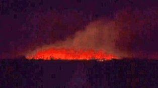 Las imágenes de la noche de este miércoles muestran grandes focos de incendios en las islas entrerriana.
