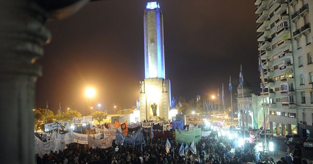 Ni un alfiler. El Patio Cívico del Monumento lució anoche repleto y plagado de pancartas de distintas agrupaciones sociales