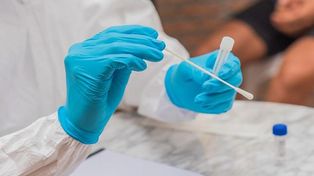 Condenaron a enfermero por vender 800 certificados PCR ilegales durante la pandemia