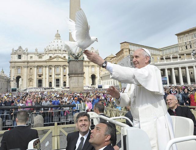 La cercanía con los fieles es una de las características del Papa Francisco que sonríe