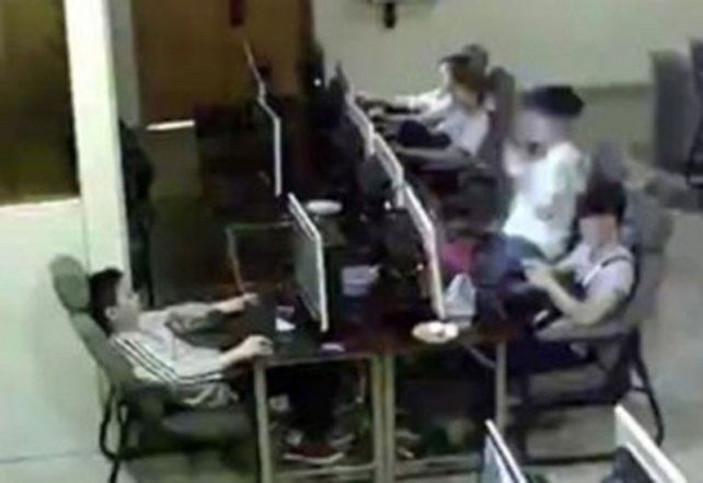 Video: murió electrocutado en un cyber ante la indiferencia del resto