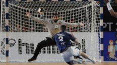 El lateral Federico Pizarro, con 6 goles goleador argentino, enfrenta al arquero Mohamed Abdulhusain. El lateral Federico Pizarro, con 6 goles goleador argentino, enfrenta al arquero Mohamed Abdulhusain.