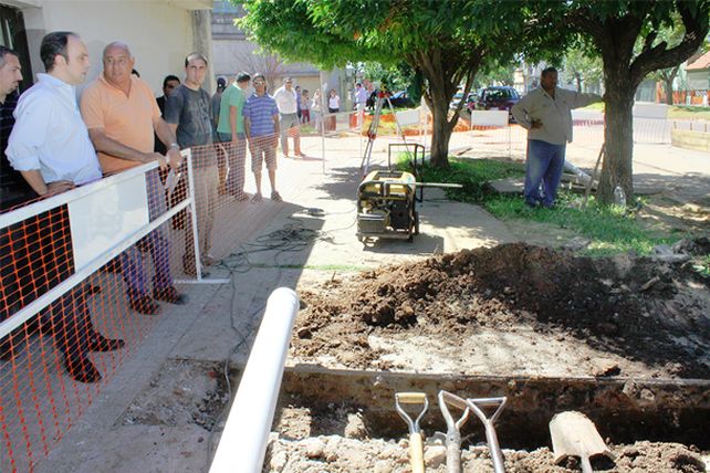 Los Hornos: en pocos meses 2.500 vecinos se conectarán a la red cloacal