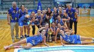 Las chicas de Paracao celebrando el bicampeonato provincial