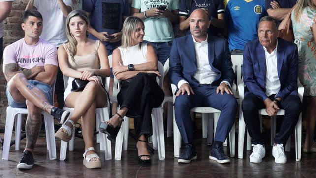 Ignacio (en la punta izquierda), en medio de el nombramiento de su padre Miguel como DT de Central.