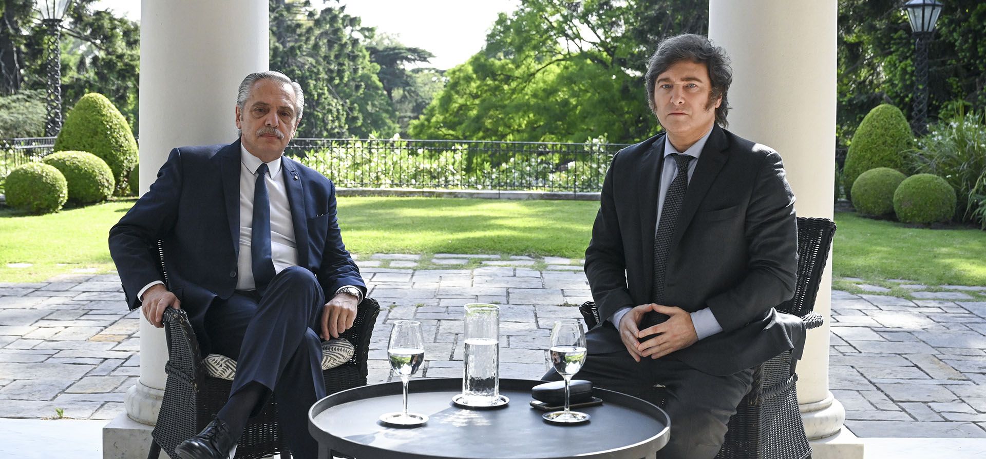 El presidente electo Javier Milei y el presidente de Argentina, Alberto Fernández, posan durante una reunión en la residencia del gobierno, en Buenos Aires, Argentina, el martes 21 de noviembre de 2023. (María Eugenia Cerutti/Presidencia Argentina vía AP El presidente electo Javier Milei y el presidente de Argentina, Alberto Fernández, posan durante una reunión en la residencia del gobierno, en Buenos Aires, Argentina, el martes 21 de noviembre de 2023. (María Eugenia Cerutti/Presidencia Argentina vía AP