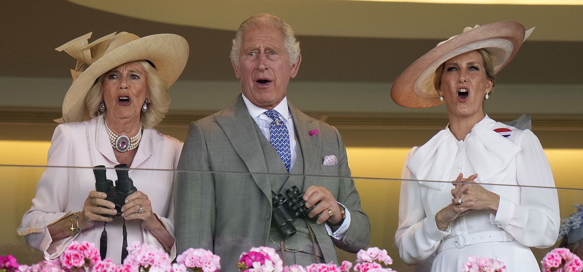 El rey Carlos III de Gran Bretaña, Camilla, la reina consorte y Sophie, duquesa de Edimburgo, a la derecha, reaccionan mientras ven una carrera en el segundo día de la reunión de carreras de caballos Royal Ascot, en el hipódromo de Ascot, Inglaterra, (Foto AP/Alastair Grant) El rey Carlos III de Gran Bretaña, Camilla, la reina consorte y Sophie, duquesa de Edimburgo, a la derecha, reaccionan mientras ven una carrera en el segundo día de la reunión de carreras de caballos Royal Ascot, en el hipódromo de Ascot, Inglaterra, (Foto AP/Alastair Grant)