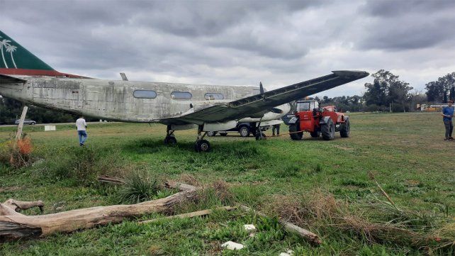 Trasladaron el avión ex Laer que estaba en el predio del Aeroclub de Sauce Montrull