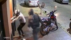 El policía recibió dos disparos en el pecho en la puerta de su casa. El policía recibió dos disparos en el pecho en la puerta de su casa.
