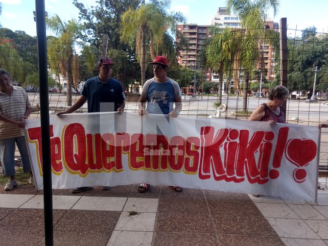 Sergio Gigliotti y Cristina Morla entregaron 124 mil firmas para que Kiki vuelva a casa