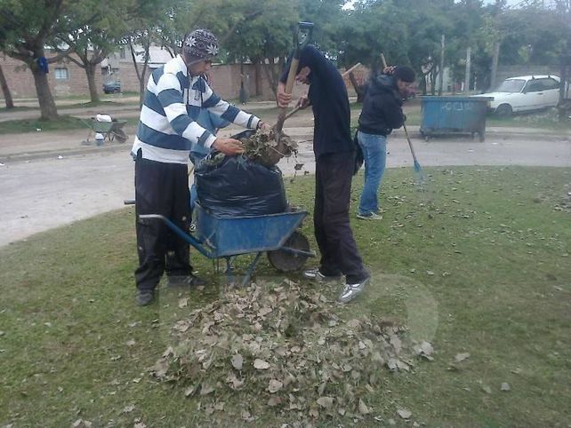 Con pala, escoba y carretilla, los jóvenes limpian su barrio