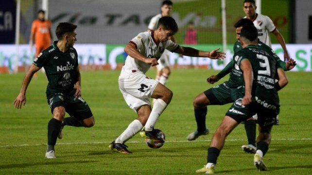 Juan Sforza maniobra en el último partido de Newells