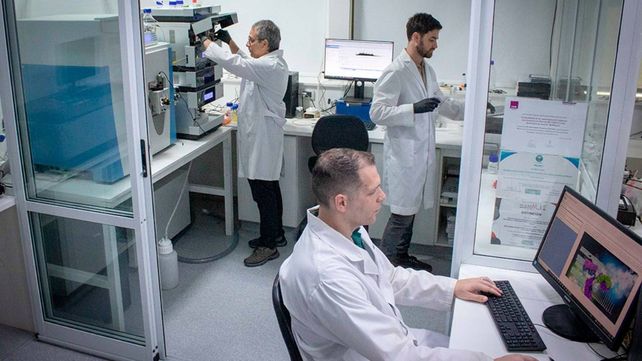 El equipo científico trabajando en la UEM: Germán Rosano, Enrique Morales y Alejo Cantoia.