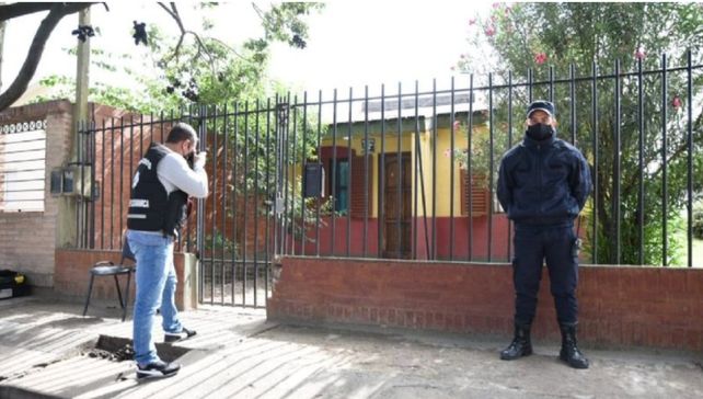 Encuentran asesinada a una joven envuelta en una frazada y detienen a su novio