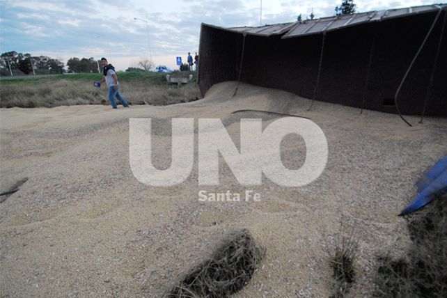 Volcó en la Autopista Santa Fe - Rosario más de 30 mil kilos de soja