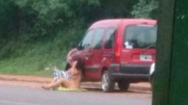 Una mujer se desnudó en el medio de la calle para que su novio cambie de idea