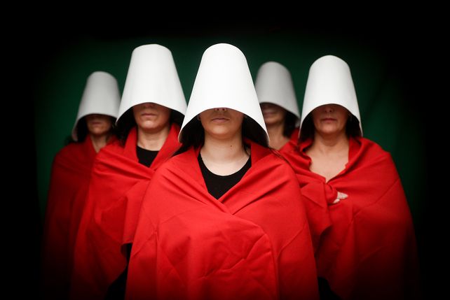 La performance basada en El cuento de la criada se ha utilizado como una herramienta de protesta y visibilización para la campaña a favor del aborto legal en Argentina. Foto: Celina Mutti Lovera