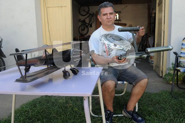 Un santafesino que fabrica objetos artesanales con lo que otros desechan
