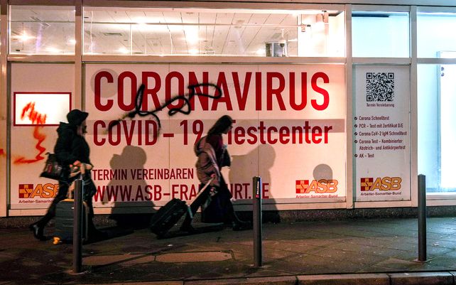 Mujeres pasan por un centro de pruebas de coronavirus abandonado en Frankfurt