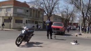 Una Yamaha Crypton y una camioneta Ford F-100 colisionaron en San Juan y Sucre. El motociclista sufrió graves heridas.&nbsp;