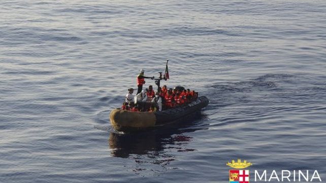 Penoso. Una lancha inflable de la Prefectura con migrantes rescatados.&nbsp;