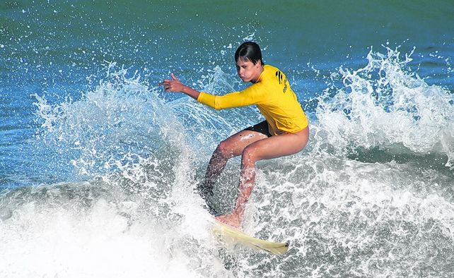 En tablas y desnudos. En Tambaba se lleva a cabo todos los años el único festival de surf nudista del mundo.
