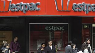 Una pareja se fuga luego de que el banco le depositara por error 6 millones de d&oacute;lares