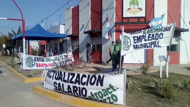 Protesta de empleados municipales frente a la comuna de Sauce de Luna