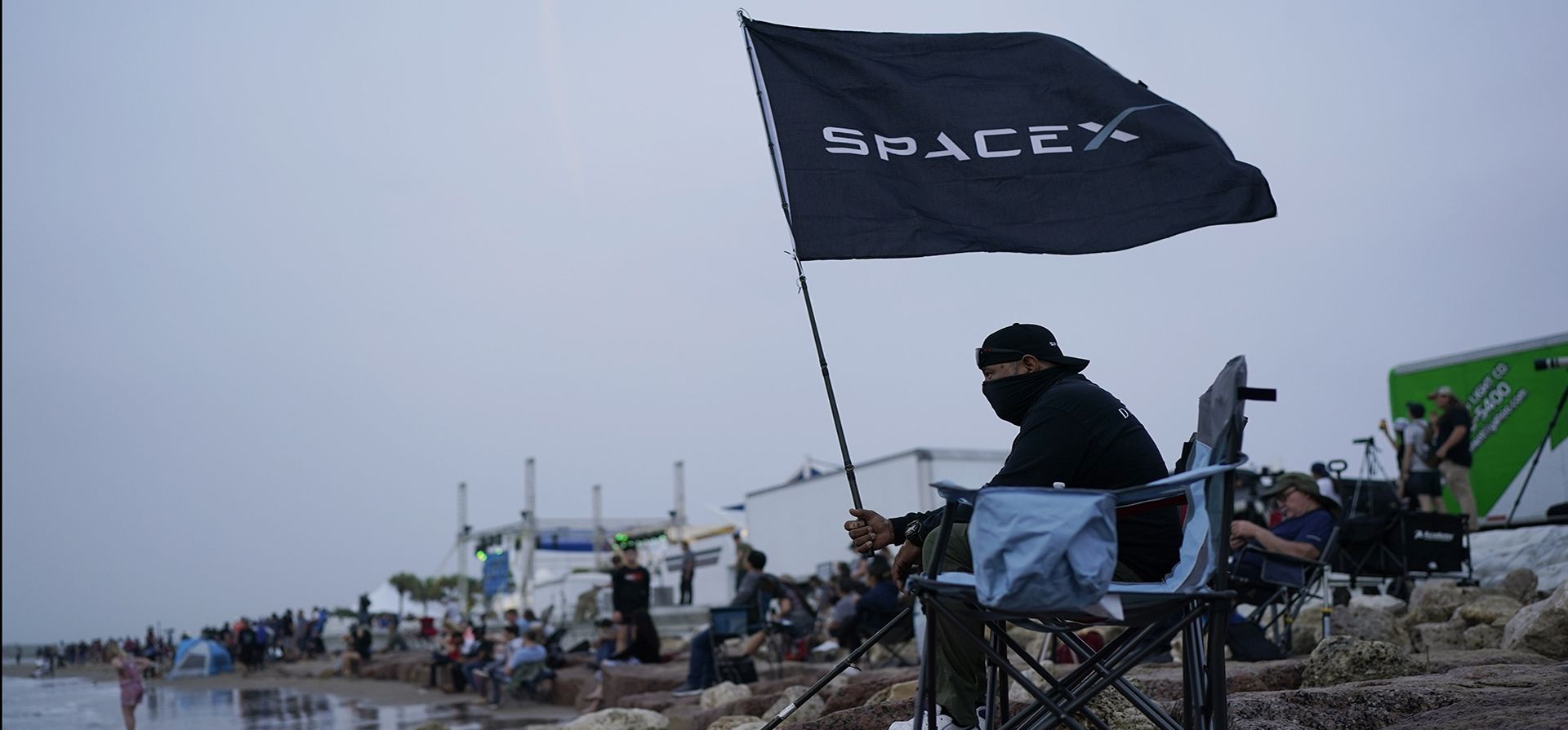 Un técnico de SpaceX, observa desde la costa mientras SpaceX Starship, el cohete más grande y poderoso del mundo, se prepara para su lanzamiento desde Starbase en Boca Chica, Texas, el jueves 20 de abril de 2023. (Foto AP/Eric Gay))