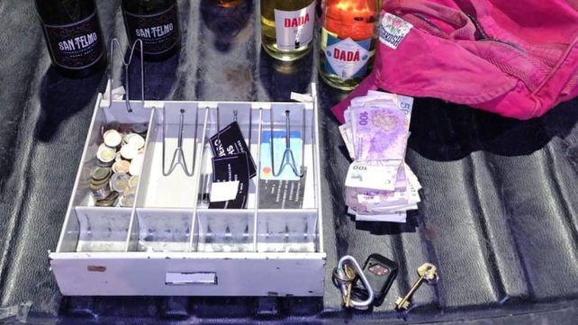 Los autores del robo agarraron el dinero y varias botellas en Riobamba y Chacabuco.