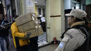 Personal del Correo Argentino llevó adelante este sábado a distribución de las urnas en los locales de votación de las Paso 2023.&nbsp;
