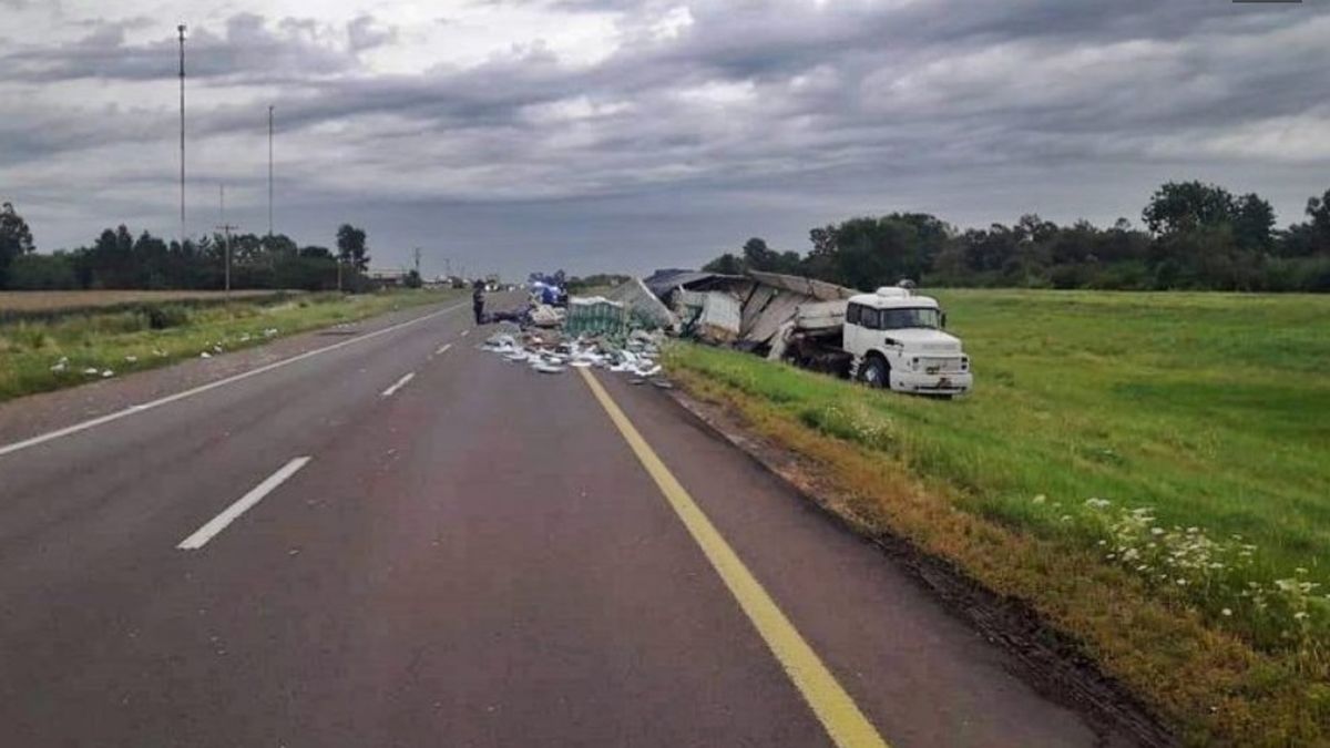 Violento choque y vuelco de camiones en la ruta nacional 14
