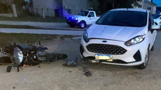 Choque entre una moto y un auto dejó un herido en Libertador San Martín