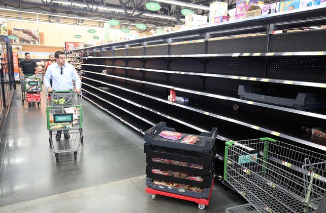 Un Walmart con góndolas vacías. Los clientes se llevaron todas las baterías