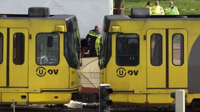 demencial. Un cadáver yace sobre las vías del metro.