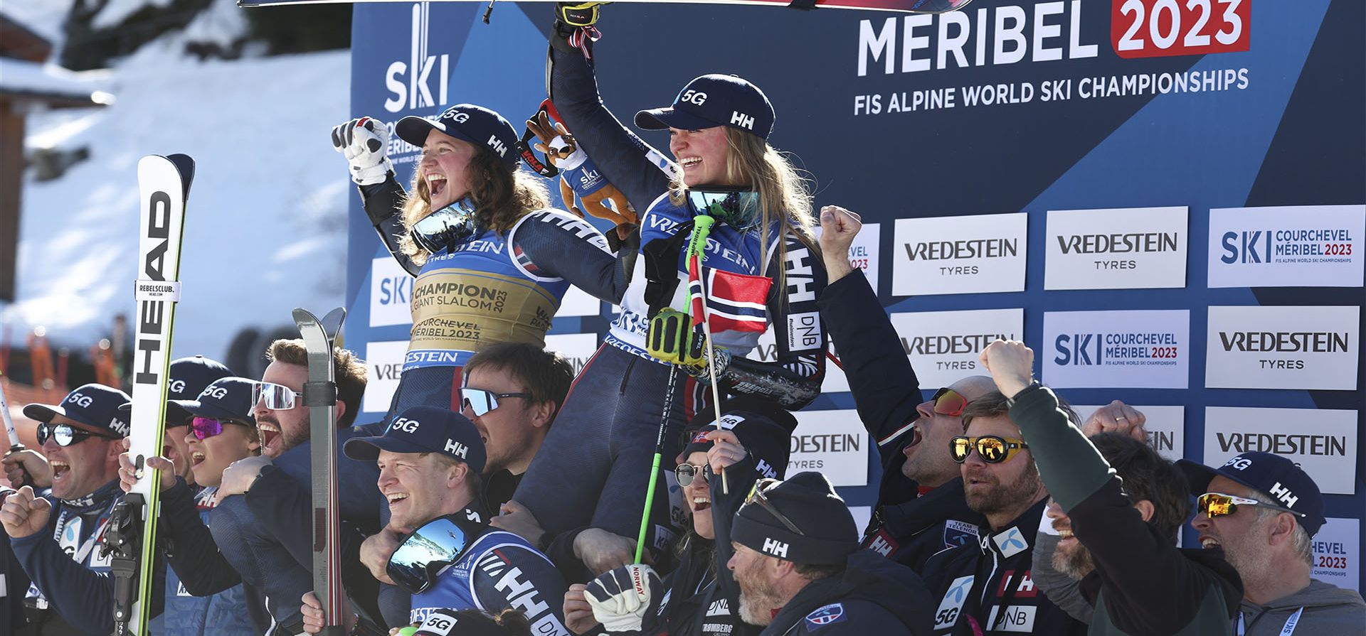 La noruega Maria Therese Tviberg, oro, Thea Louise Stjernesund, bronce, y Timon Haugan, bronce, celebran con su equipo después del paralelo del Campeonato Mundial, en Meribel, Francia, el miércoles 15 de febrero de 2023. (Foto AP/AlessandroTrovati)